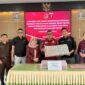 Kejari Sungai Penuh Robi Harianto, didapingi bersama Pejabat dilingkunngan Kejari dan barang bukti Uang Sitaan dari 10 orang Para terdakwa Rp 2,7 Miliar masih kekurangan pembayaran yang belum distor senilai Rp181.232.660 yang wajib diselesaikan sesuai amar putusan pengadilan.
“Apabila kewajiban tersebut tidak dipenuhi, kami akan melakukan penelusuran dan penyitaan aset untuk menutupi kekurangan uang pengganti yang masih menjadi tanggung jawab terpidana.