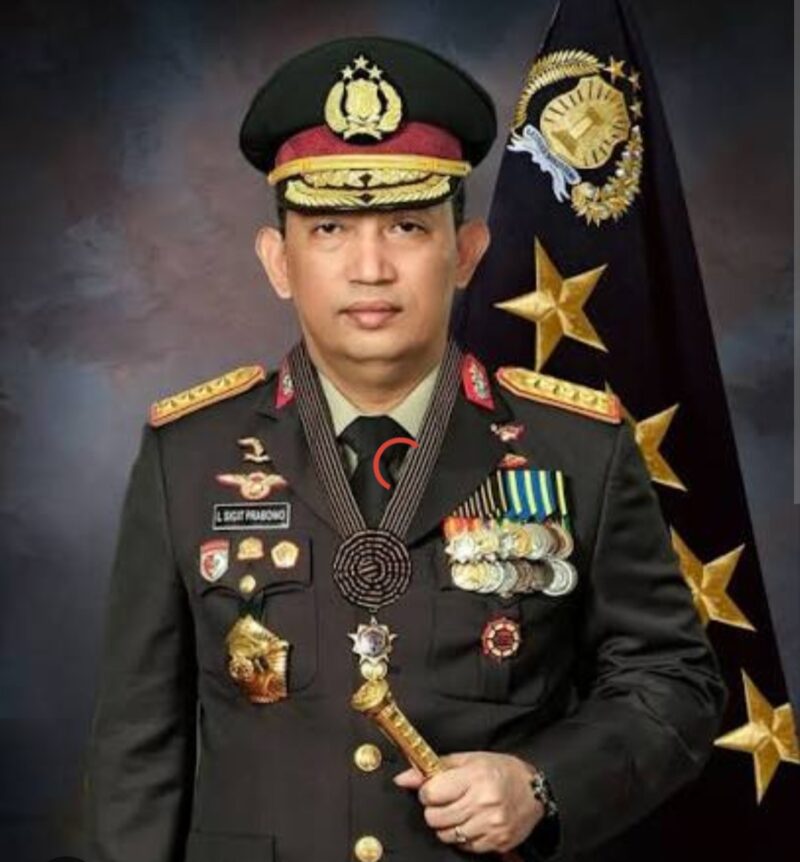 Peluang bagi Kapolri, yang umumnya dijabat oleh jenderal bintang empat, untuk tetap bertugas hingga usia 61 tahun dan revisi UU Polri juga memberikan ruang bagi anggota Polri aktif untuk menduduki jabatan sipil tertentu.