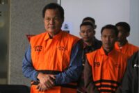 Bupati Muara Enim Edison bersama tersangka lainnya Sekretaris Dinas Pendidikan dan Kebudayaan Muara Enim Abi Nurwardani, pegawai pemasaran PT Millenium Solusi Abadi Cory Erin Hardi, serta Adi Triyadi yang merupakan keponakan Edison.usai diperiksa penyidik KPK.