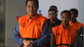 Bupati Muara Enim Edison bersama tersangka lainnya  Sekretaris Dinas Pendidikan dan Kebudayaan Muara Enim Abi Nurwardani, pegawai pemasaran PT Millenium Solusi Abadi Cory Erin Hardi, serta Adi Triyadi yang merupakan keponakan Edison.usai diperiksa penyidik KPK.