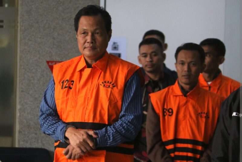Bupati Muara Enim Edison bersama tersangka lainnya  Sekretaris Dinas Pendidikan dan Kebudayaan Muara Enim Abi Nurwardani, pegawai pemasaran PT Millenium Solusi Abadi Cory Erin Hardi, serta Adi Triyadi yang merupakan keponakan Edison.usai diperiksa penyidik KPK.