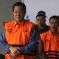 Bupati Muara Enim Edison bersama tersangka lainnya  Sekretaris Dinas Pendidikan dan Kebudayaan Muara Enim Abi Nurwardani, pegawai pemasaran PT Millenium Solusi Abadi Cory Erin Hardi, serta Adi Triyadi yang merupakan keponakan Edison.usai diperiksa penyidik KPK.