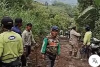 Warga Desa Dalam Kecamaran Bukit Karman  saat bergotoroyong memperbaiki Jalan kabupaten itu merupakan urat nadi perekonomian masyarakat Bukit Kerman. Selain menghubungkan sejumlah desa, akses tersebut juga menjadi jalur utama pengangkutan hasil pertanian dan perkebunan warga.