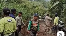 Warga Desa Dalam Kecamaran Bukit Karman  saat bergotoroyong memperbaiki Jalan kabupaten itu merupakan urat nadi perekonomian masyarakat Bukit Kerman. Selain menghubungkan sejumlah desa, akses tersebut juga menjadi jalur utama pengangkutan hasil pertanian dan perkebunan warga.