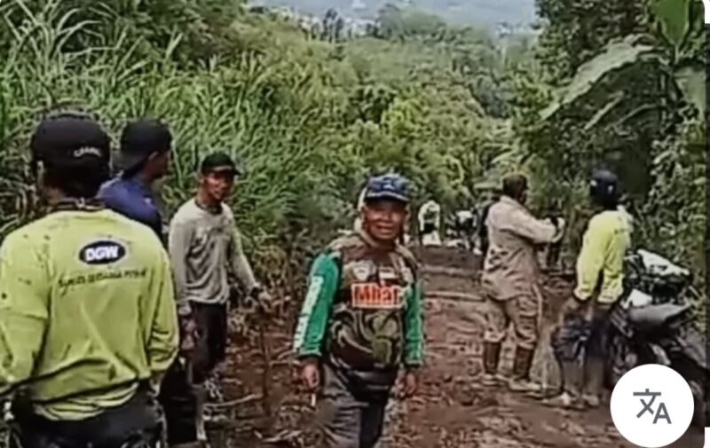 Warga Desa Dalam Kecamaran Bukit Karman  saat bergotoroyong memperbaiki Jalan kabupaten itu merupakan urat nadi perekonomian masyarakat Bukit Kerman. Selain menghubungkan sejumlah desa, akses tersebut juga menjadi jalur utama pengangkutan hasil pertanian dan perkebunan warga.