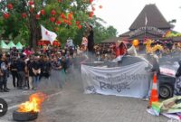 Gelombang demonstrasi mahasiswa yang berlangsung di berbagai daerah tidak hanya terpusat di Jakarta. Di Kota Solo, aliansi Badan Eksekutif Mahasiswa (BEM) Solo Raya menggelar aksi unjuk rasa di depan Gedung DPRD Kota Surakarta, Jumat (12/6/2026), dengan menyampaikan sejumlah tuntutan terkait isu nasional maupun persoalan daerah.