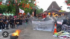 Gelombang demonstrasi mahasiswa yang berlangsung di berbagai daerah tidak hanya terpusat di Jakarta. Di Kota Solo, aliansi Badan Eksekutif Mahasiswa (BEM) Solo Raya menggelar aksi unjuk rasa di depan Gedung DPRD Kota Surakarta, Jumat (12/6/2026), dengan menyampaikan sejumlah tuntutan terkait isu nasional maupun persoalan daerah.
