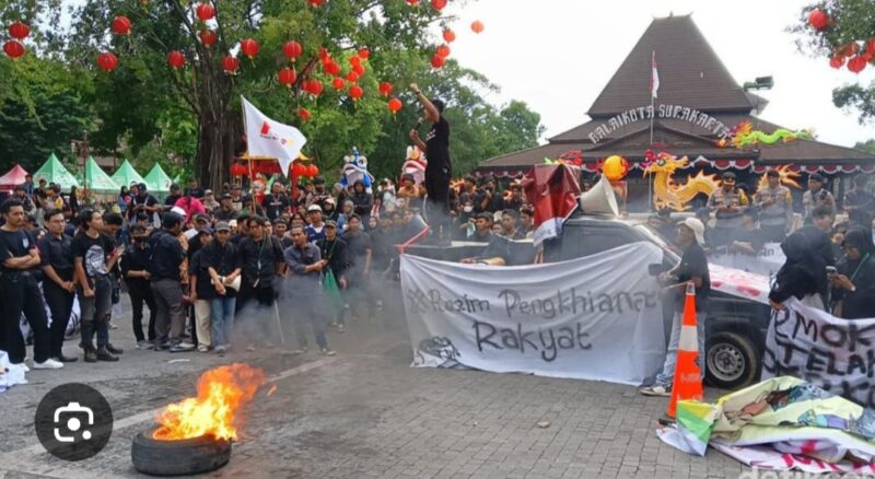 Gelombang demonstrasi mahasiswa yang berlangsung di berbagai daerah tidak hanya terpusat di Jakarta. Di Kota Solo, aliansi Badan Eksekutif Mahasiswa (BEM) Solo Raya menggelar aksi unjuk rasa di depan Gedung DPRD Kota Surakarta, Jumat (12/6/2026), dengan menyampaikan sejumlah tuntutan terkait isu nasional maupun persoalan daerah.