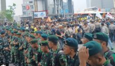 sebanyak 6.088 personel gabungan diterjunkan dalam operasi pengamanan tersebut. Jumlah itu terdiri dari 500 personel TNI, 1.000 personel Korps Brimob Polri, 200 personel Bantuan Kendali Operasi (BKO) Korps Sabhara, 3.802 personel Polda Metro Jaya, dan 586 personel Polres Metro Jakarta Pusat.Kapolda Mentro Jaya Komjen Pol. Asep Edi Suheri telah menginstruksikan seluruh personel untuk bersikap sabar, humanis dan tidak satupun personel penganansn membawa senjata api ( sempi)