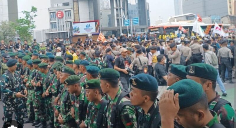 sebanyak 6.088 personel gabungan diterjunkan dalam operasi pengamanan tersebut. Jumlah itu terdiri dari 500 personel TNI, 1.000 personel Korps Brimob Polri, 200 personel Bantuan Kendali Operasi (BKO) Korps Sabhara, 3.802 personel Polda Metro Jaya, dan 586 personel Polres Metro Jakarta Pusat.Kapolda Mentro Jaya Komjen Pol. Asep Edi Suheri telah menginstruksikan seluruh personel untuk bersikap sabar, humanis dan tidak satupun personel penganansn membawa senjata api ( sempi)