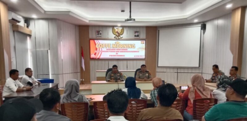 Pertemuan di balik suasana santai, para wartawan memanfaatkan momen itu untuk “menguji” komitmen kepolisian dalam menangani berbagai persoalan keamanan di Kabupaten Kerinci dan Kota Sungai Penuh.