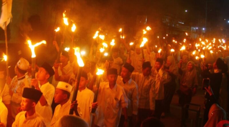 Maraknya Pawai obor Menyabut 1Muharan 1447 Hijriah Kota Sungai Penuh, diikuti ribuan santri, Pelajar , masyarakat peseta pawai dilepas Walikota Sungai Penuh Alfin SH dan dihadiri Unsur Forkompinda.