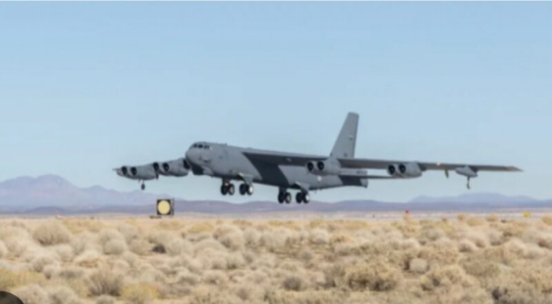 Pesawat pembom strategis B-52 Stratofortress milik Angkatan Udara Amerika Serikat dilaporkan jatuh sesaat setelah lepas landas dari Pangkalan Udara Edwards 8 awak dinyatakan tewas