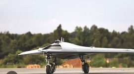 India sedang mengembangkan kendaraan udara tempur tak berawak (UCAV) otonom bertenaga jet yang dapat siap terbang per tahun 2025. Para peneliti di Aeronautical Development Establishment India, bagian dari Defence Research and Development Organisation (DRDO) kementerian pertahanan, mendemonstrasikan prototipe yang diperkecil, ditampilkan dalam foto, untuk Angkatan Udara India dalam sebuah uji coba di India selatan, demikian menurut majalah Aviation Week.