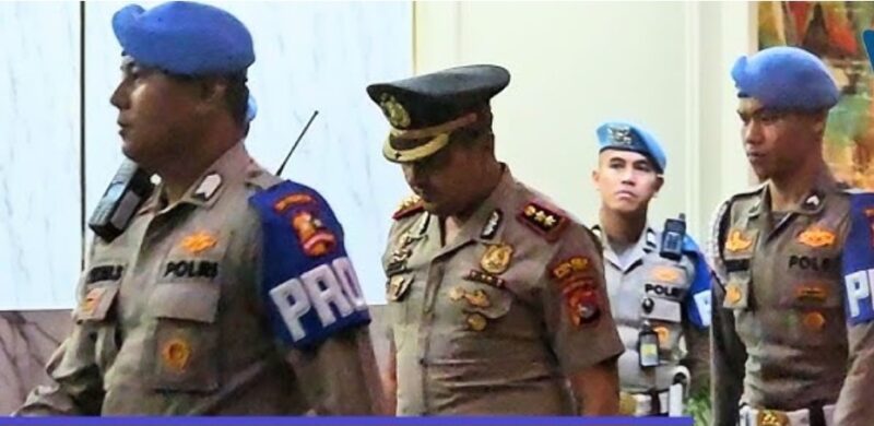 Mantan Kapolres Bima AKBP Didik Putra Kuncoro saat diiringi Propam untuk Mengikuti Sidang Etik.