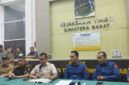 Mukhli didampingi Asisten Pidana Khusus Arjuna dan Kepala Seksi Penyidikan Lexy Fatharani. DE ditetapkan sebagai tersangka berdasarkan hasil penyidikan yang dilakukan oleh Tim Pidana Khusus Kejati Sumbar, 