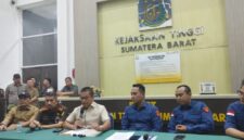 Mukhli didampingi Asisten Pidana Khusus Arjuna dan Kepala Seksi Penyidikan Lexy Fatharani. DE ditetapkan sebagai tersangka berdasarkan hasil penyidikan yang dilakukan oleh Tim Pidana Khusus Kejati Sumbar,