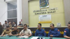 Mukhli didampingi Asisten Pidana Khusus Arjuna dan Kepala Seksi Penyidikan Lexy Fatharani. DE ditetapkan sebagai tersangka berdasarkan hasil penyidikan yang dilakukan oleh Tim Pidana Khusus Kejati Sumbar, 