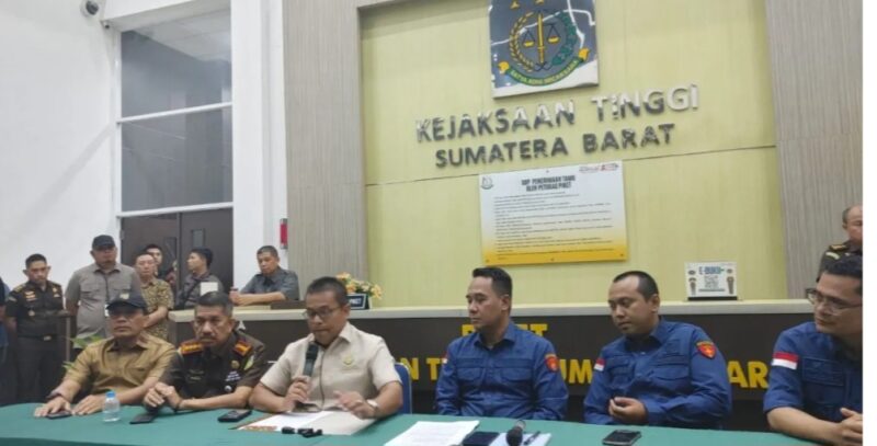Mukhli didampingi Asisten Pidana Khusus Arjuna dan Kepala Seksi Penyidikan Lexy Fatharani. DE ditetapkan sebagai tersangka berdasarkan hasil penyidikan yang dilakukan oleh Tim Pidana Khusus Kejati Sumbar, 