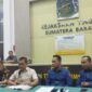 Mukhli didampingi Asisten Pidana Khusus Arjuna dan Kepala Seksi Penyidikan Lexy Fatharani. DE ditetapkan sebagai tersangka berdasarkan hasil penyidikan yang dilakukan oleh Tim Pidana Khusus Kejati Sumbar, 