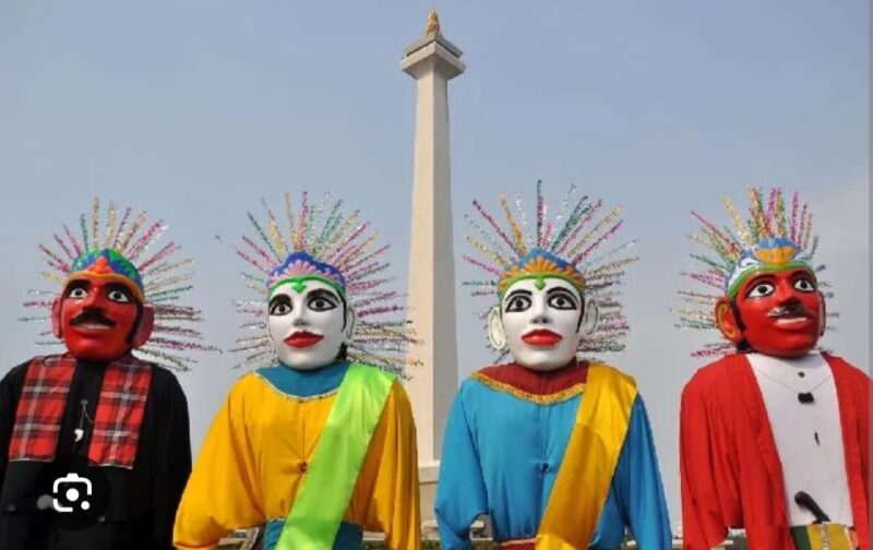 Ondel-ondel bukan sekadar pertunjukan seni tradisional, melainkan simbol jati diri masyarakat Betawi yang sarat dengan nilai sejarah, filosofi, dan pesan kehidupan.