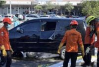Menghebohkan sosok mayat jenis kelamin wanita ditemukan diatas mobil inova Kijang plat merah di area parkir Terminal I Bandara Internasional juanda.