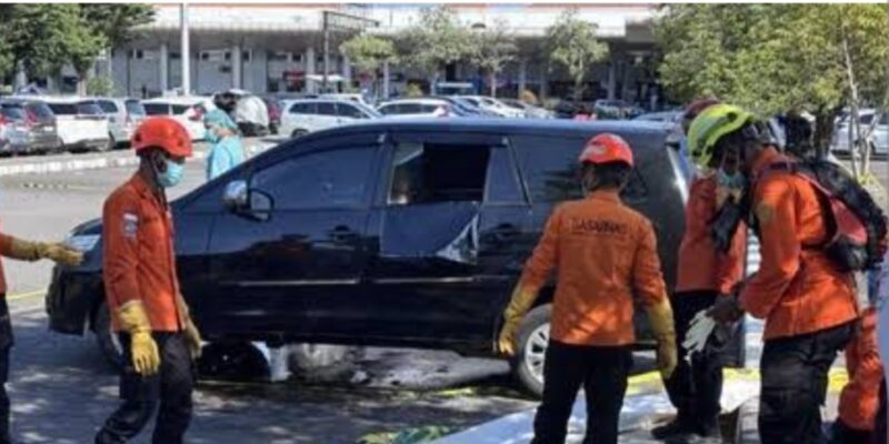 Menghebohkan  sosok mayat jenis kelamin wanita ditemukan diatas mobil inova Kijang plat merah di area parkir Terminal I Bandara Internasional juanda.