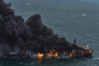 Kapal Kargo bendera Singapur terbakar  diserang Saat melintasi selat Hormuz.