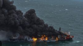 Kapal Kargo bendera Singapur terbakar  diserang Saat melintasi selat Hormuz.