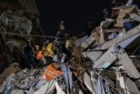 Memasuki hari ke enam Gempa Dasat Di Venezuela, Tim SAR Gabungan Dan Rekawan dari berbagai negara berpacu mengais puing puing bangunan mencari korban gempa Baru Ditemukan 1.450 orang dinyatakan tewas dan 3.150 orang luka luka.