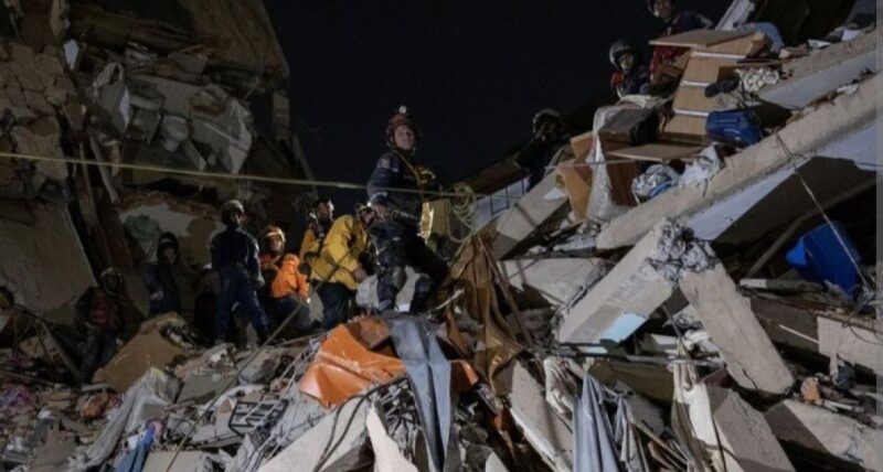 Memasuki hari ke enam Gempa Dasat Di Venezuela, Tim SAR Gabungan Dan Rekawan dari berbagai negara berpacu mengais puing puing bangunan mencari korban gempa Baru Ditemukan 1.450 orang dinyatakan tewas dan 3.150 orang luka luka.