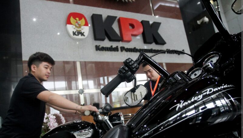 KPK Gelar lelang barang rampasan dari 25 kasus koruptor dari 34 aset terjual Rp 39,8 miliar masuk ke kas negara.