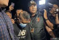 Petugas kepolisian saat menggiring pelaku penganiayaan dan penyekapan yakni Taufik Hidayat untuk menjalani pemeriksaan di Mapolda Jabar, Kota Bandung, Selasa (23/6/2026). ANTARA/Rubby Jovan