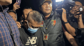 Petugas kepolisian saat menggiring pelaku penganiayaan dan penyekapan yakni Taufik Hidayat untuk menjalani pemeriksaan di Mapolda Jabar, Kota Bandung, Selasa (23/6/2026). ANTARA/Rubby Jovan