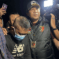 Petugas kepolisian saat menggiring pelaku penganiayaan dan penyekapan yakni Taufik Hidayat untuk menjalani pemeriksaan di Mapolda Jabar, Kota Bandung, Selasa (23/6/2026). ANTARA/Rubby Jovan