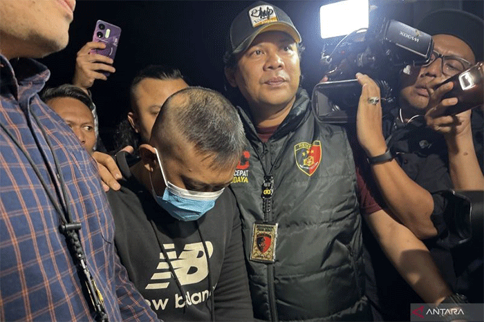 Petugas kepolisian saat menggiring pelaku penganiayaan dan penyekapan yakni Taufik Hidayat untuk menjalani pemeriksaan di Mapolda Jabar, Kota Bandung, Selasa (23/6/2026). ANTARA/Rubby Jovan