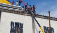 masyarakat luhah rio mendiho mendirikan tiang karamentang
