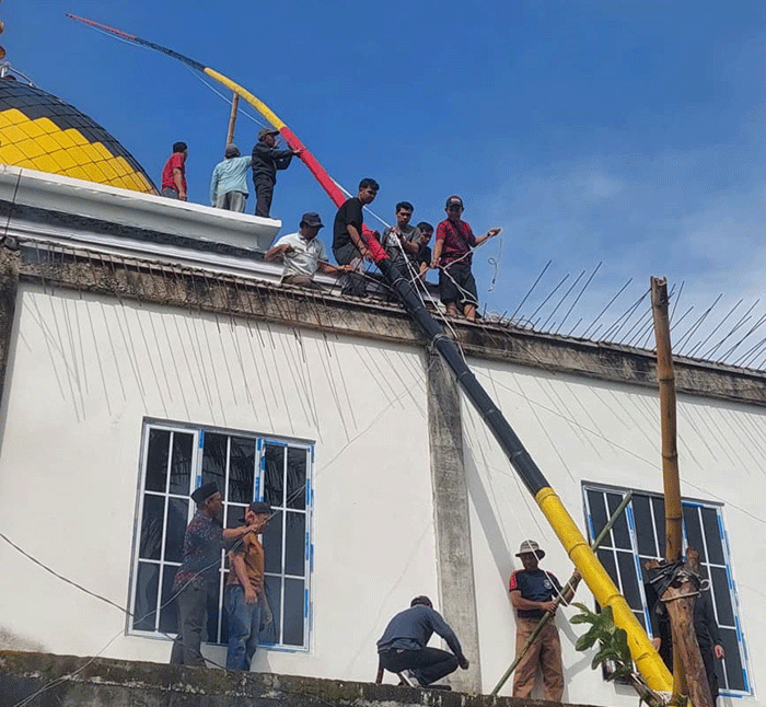 masyarakat luhah rio mendiho mendirikan tiang karamentang