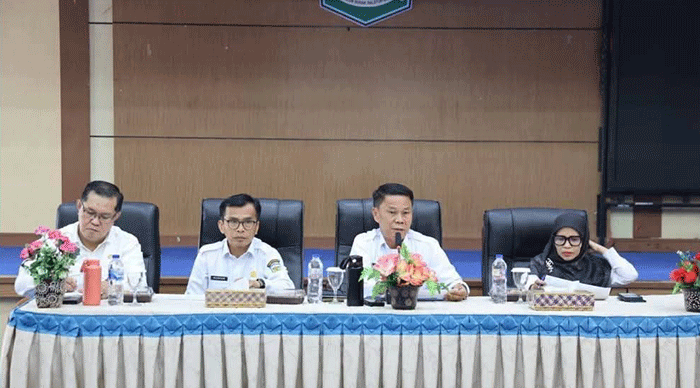 Sekda Kota Sungai Penuh Alpian memimpin rapat evaluasi laporan fisik dan keuangan Triwulan II Semester I Tahun 2026
