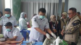 Walikota Sungai Penuh Alfin SH menyaksikan langsung proses Khitam masal yang sedang berlangsung di RSUD Bhakri Sungai Penuh  selasa 7//7/2026.