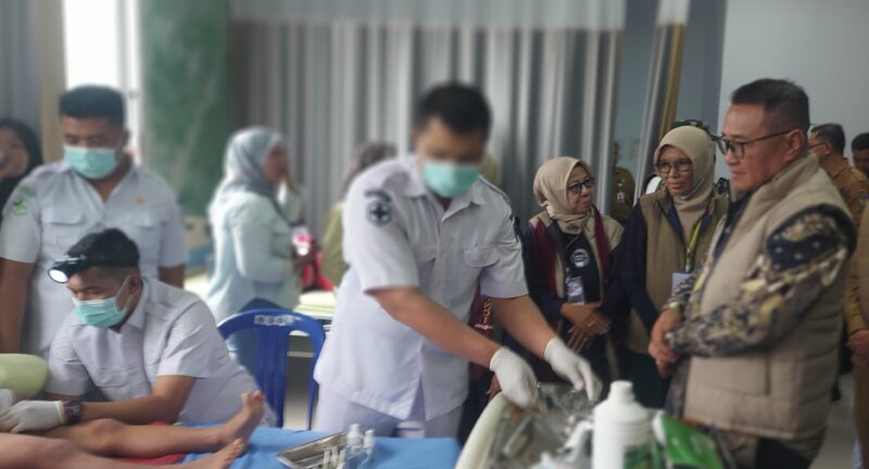 Walikota Sungai Penuh Alfin SH menyaksikan langsung proses Khitam masal yang sedang berlangsung di RSUD Bhakri Sungai Penuh  selasa 7//7/2026.