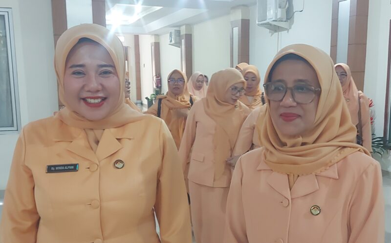 Ketua DWP Kota Sungai Penuh Ny Winda Rahayu baru dikukuhkan mendampingi Ketua DWP Provinsi Jambi Ny Hj Iin Sudirman