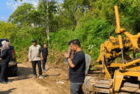 Bupati Kerinci Monadi (tengah) saat meninjau pembangunan jalan penghubung antarkecamatan di Kecamatan Gunung Raya.( Poto ; ANTARA).