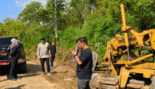 Bupati Kerinci Monadi (tengah) saat meninjau pembangunan jalan penghubung antarkecamatan di Kecamatan Gunung Raya.( Poto ; ANTARA).