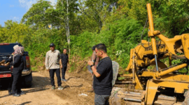 Bupati Kerinci Monadi (tengah) saat meninjau pembangunan jalan penghubung antarkecamatan di Kecamatan Gunung Raya.( Poto ; ANTARA).