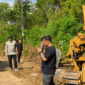 Bupati Kerinci Monadi (tengah) saat meninjau pembangunan jalan penghubung antarkecamatan di Kecamatan Gunung Raya.( Poto ; ANTARA).