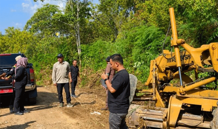 Bupati Kerinci Monadi (tengah) saat meninjau pembangunan jalan penghubung antarkecamatan di Kecamatan Gunung Raya.( Poto ; ANTARA).