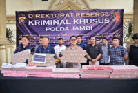Konferensi pers yang digelar pada Selasa, (14/07/2026) tersebut dipimpin oleh Kabid Humas Polda Jambi Kombes Pol. Erlan Munaji.( poto: jamberita.com).