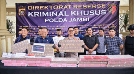 Konferensi pers yang digelar pada Selasa, (14/07/2026) tersebut dipimpin oleh Kabid Humas Polda Jambi Kombes Pol. Erlan Munaji.( poto: jamberita.com).
