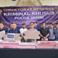Konferensi pers yang digelar pada Selasa, (14/07/2026) tersebut dipimpin oleh Kabid Humas Polda Jambi Kombes Pol. Erlan Munaji.( poto: jamberita.com).